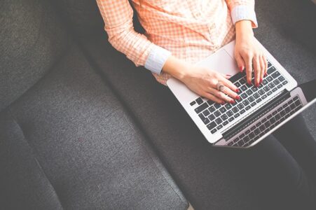 Wartościowe teksty na mocno zróżnicowane popularne tematy – sprawdź