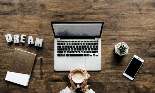 Artykuły w centrum uwagi – Tytuł akcentujący, że blog skupia się na interesujących tematach.