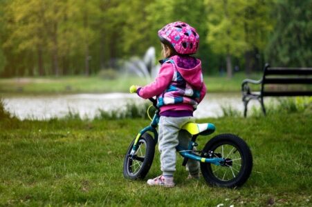 Zalety rowerka biegowego: przewodnik dla rodziców