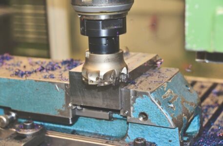 Na czym polega praca firmy CNC?