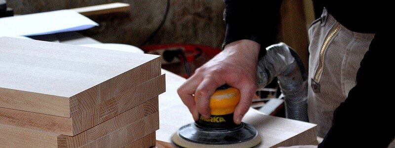 Wybór odpowiednich wyrobów z drewna do domu i ogrodu