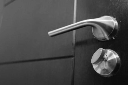 Okucia budowlane – jak wpływają na trwałość konstrukcji?