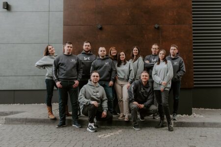 Elementy identyfikacyjne na koszulach pracowniczych