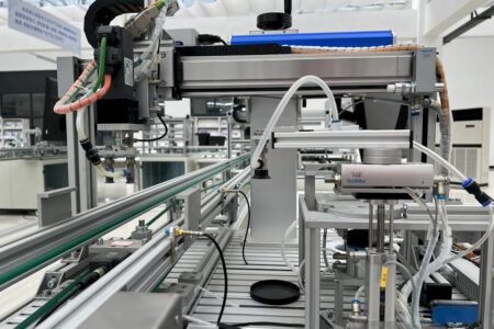 Systemy wspomagające przepływ materiałów w produkcji