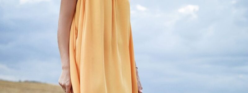 Jakie elementy wyróżniają sukienki wizytowe od innych modeli