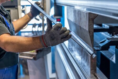 Proces tłoczenia elementów metalowych – kolejne etapy